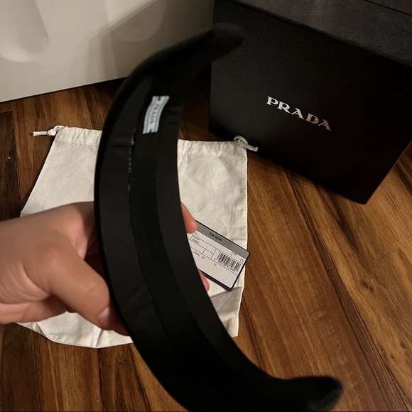 !!!!SOLD!!!!!Prada
Triangle logo nylon headband - Picture 7 of 7